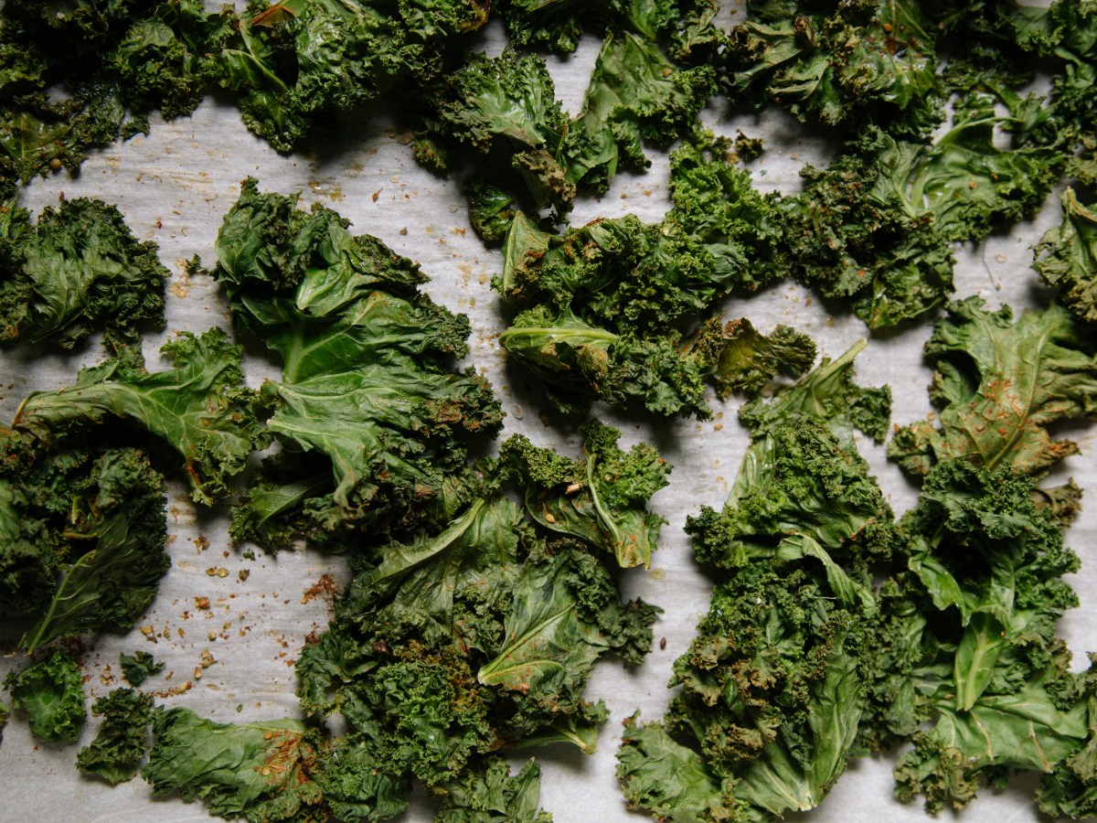 Grønnkålchips – sunn snacks du enkelt lager&nbsp;selv
