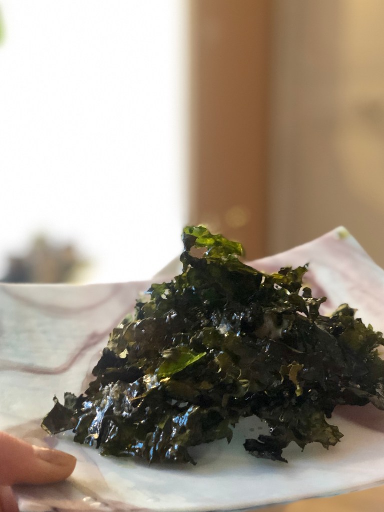 Grønnkålchips på fat