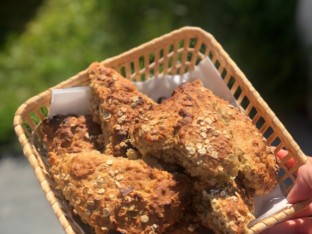 Grove scones med&nbsp;rabarbra