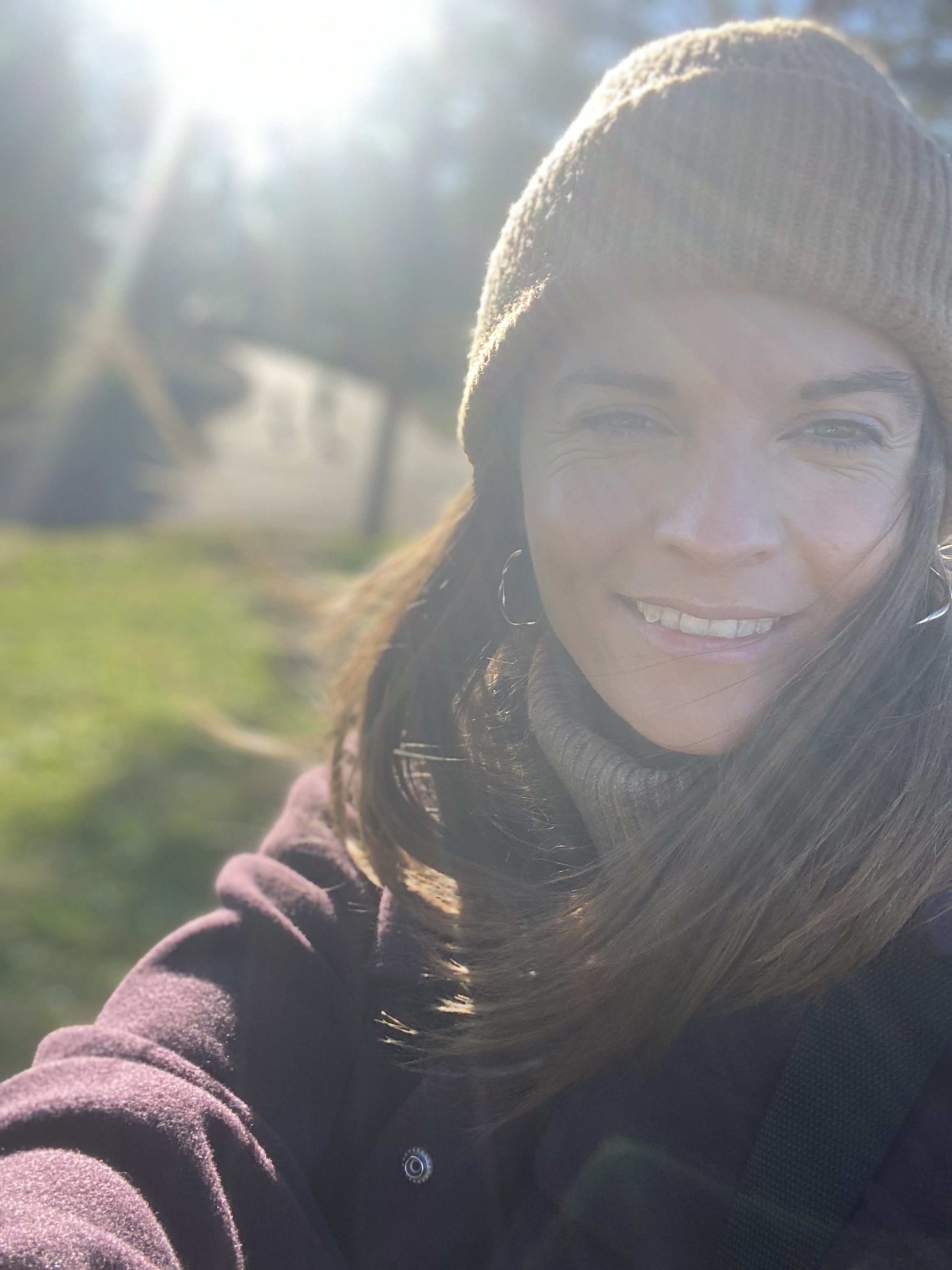 Madeleine Strand i hagen i oktober